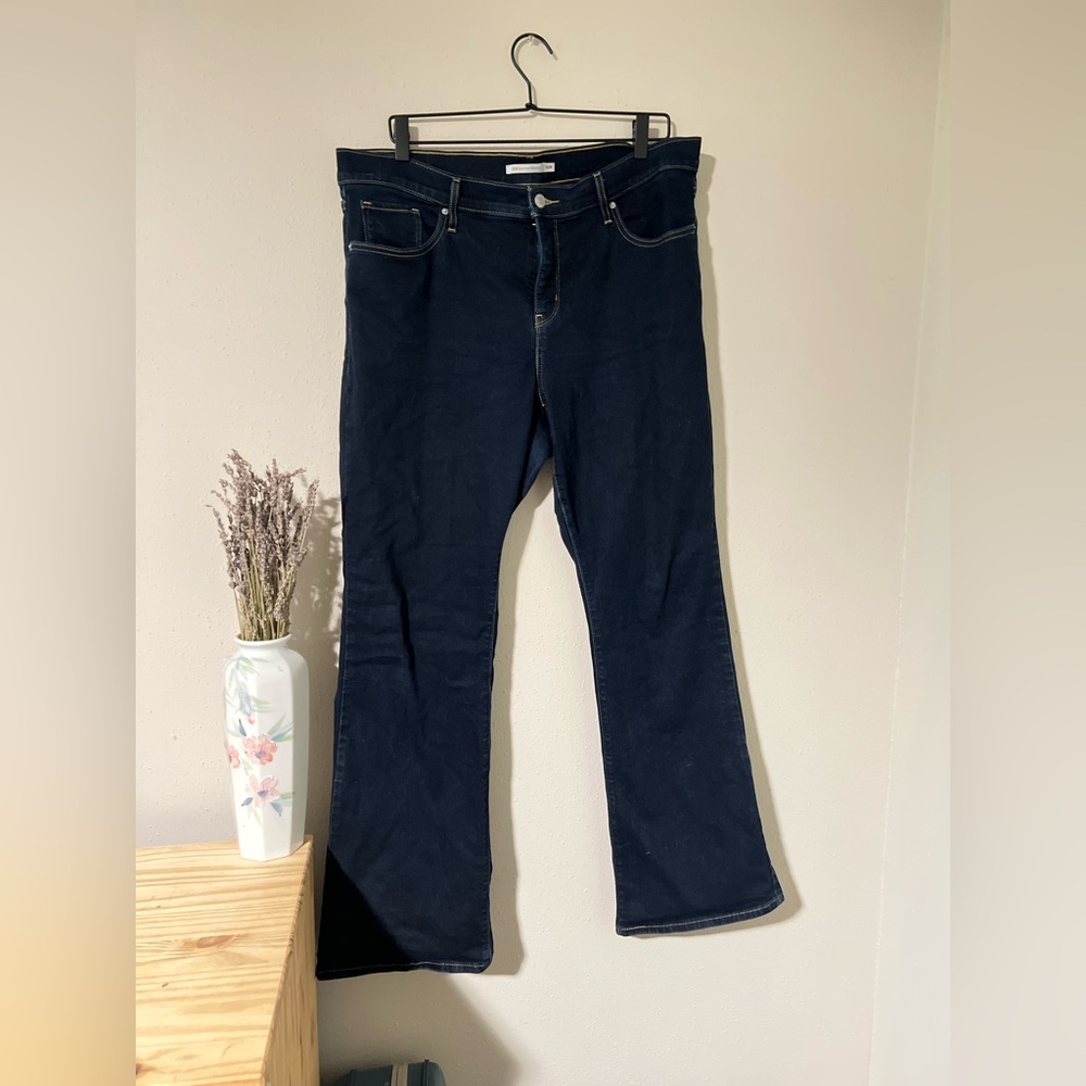 ✨SOLD✨ Levi Dark Wash Shaping Bootcut Jeans